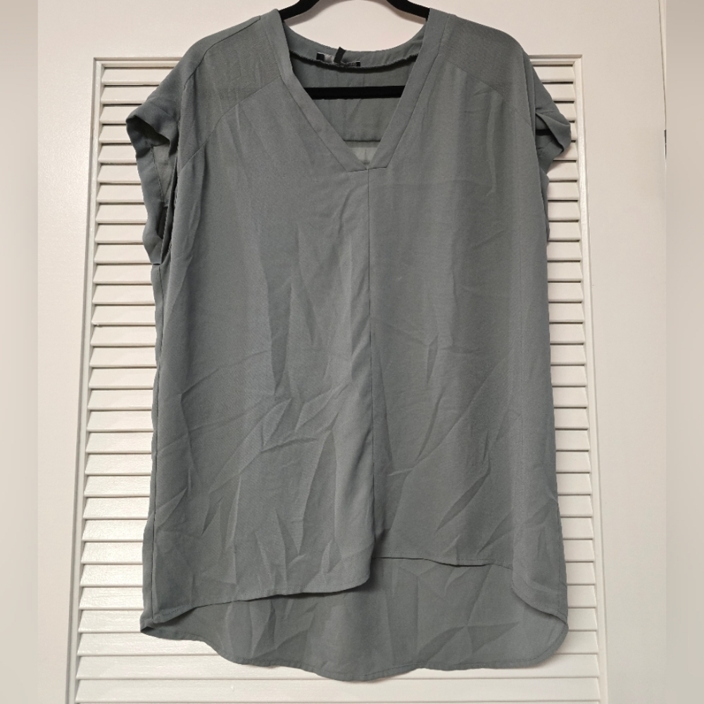 Ro & De - Green Lightweight Sleeveless V-Neck Top